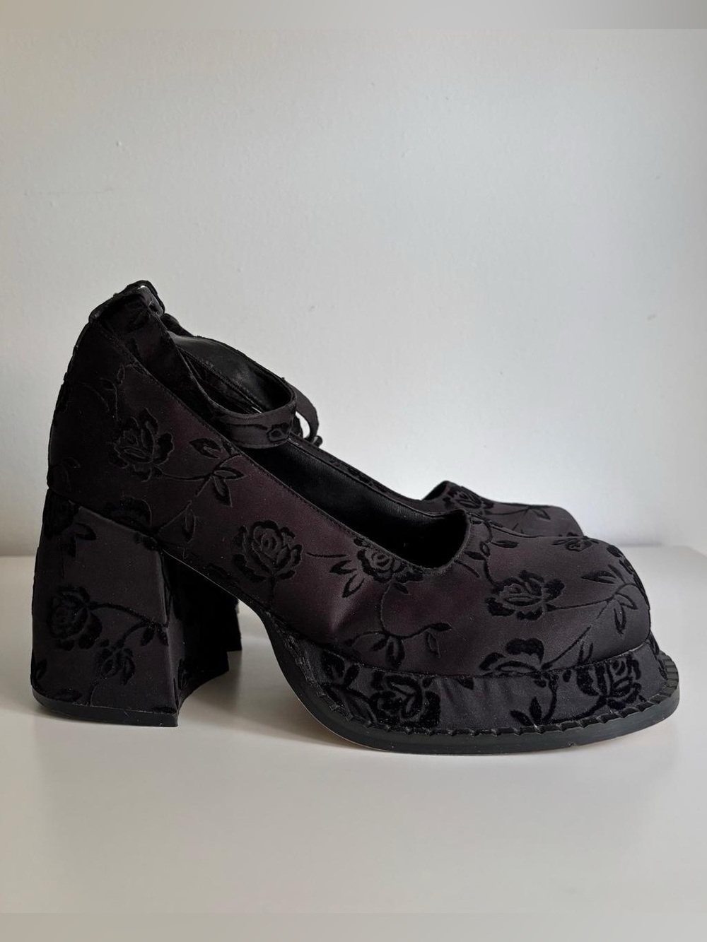 90s Delia’s floral mary jane heels